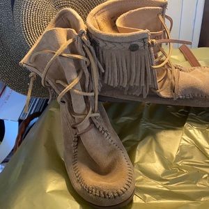 Final Markdown Minnetonka Suede Boots like New size 8m